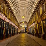 Eine überdachte Einkaufsstraße mit markanten Lampen: die Winkelgasse in "Harry Potter"