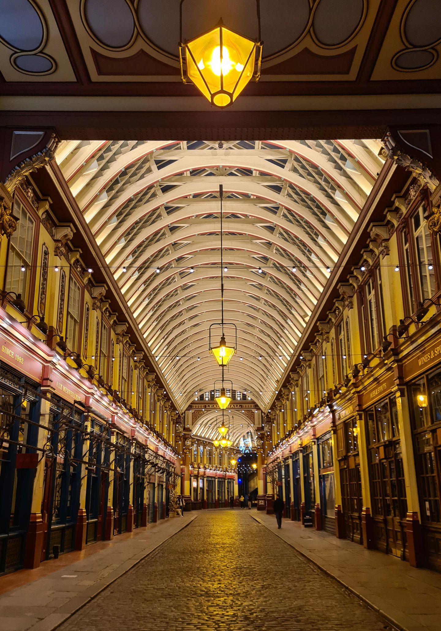 Leadenhall Market in London – die Winkelgasse Eine überdachte Einkaufsstraße mit markanten Lampen: die Winkelgasse in "Harry Potter"
