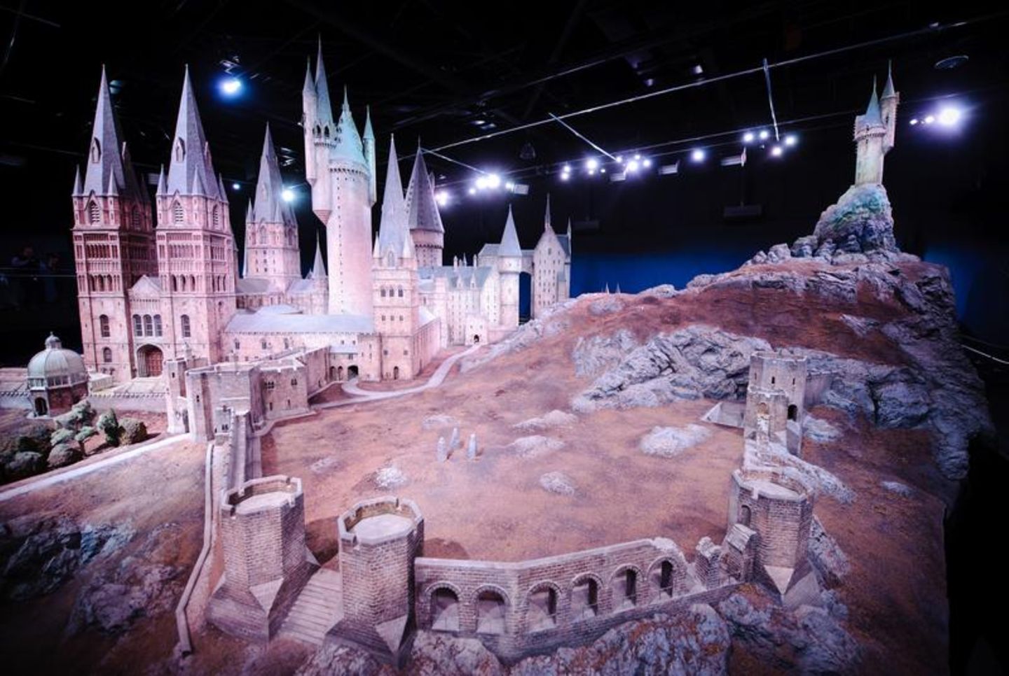 Das Hogwarts-Modell Das Hogwarts-Modell aus den Harry Potter Filmen wird in den Warner Bros. Studios in London ausgestellt