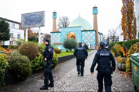 Polizeibeamte vor der Blauen Moschee