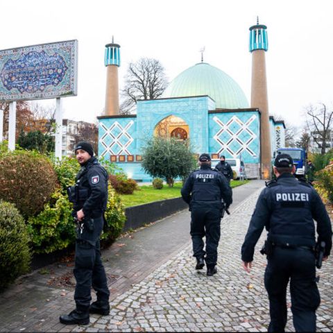 Polizeibeamte vor der Blauen Moschee