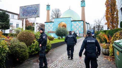Polizeibeamte vor der Blauen Moschee
