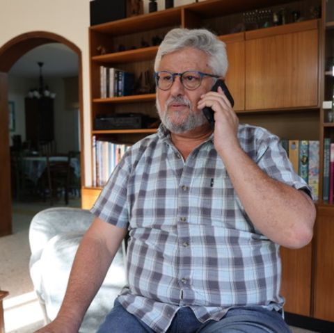 GErshon Baskin telefoniert in seiner Wohnung