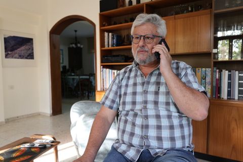 GErshon Baskin telefoniert in seiner Wohnung