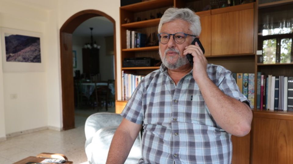 GErshon Baskin telefoniert in seiner Wohnung