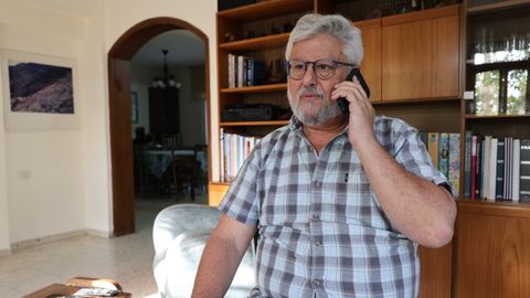 GErshon Baskin telefoniert in seiner Wohnung
