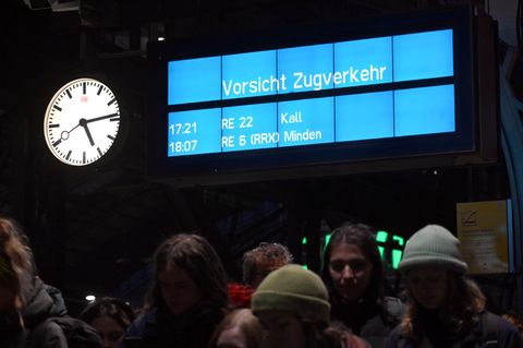 "Achtung Zugverkehr" steht auf einer Anzeigetafel in einem Bahnhof