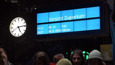 "Achtung Zugverkehr" steht auf einer Anzeigetafel in einem Bahnhof
