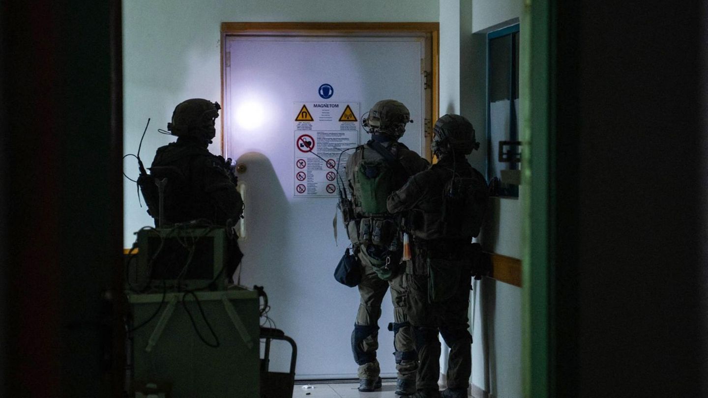 Dieses Foto der israelischen Armee soll Soldaten im Einsatz im Schifa-Krankenhaus zeigen