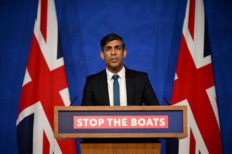Let it be, Rishi: Die britische Regierung darf keine Flüchtlinge nach Ruanda abschieben, entschied der Oberste Gerichtshof in London am Mittwoch. Der Premier hält dennoch an dem Plan fest. 