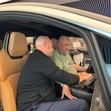 Designer Derek Jenkins (vorne) erklärt das Infotainment