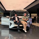 Tech-Talk im Sitz-Frunk mit Chefingenieur Eric Bach (links)