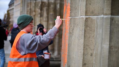 Die Letzte Generation hat das Brandenburger Tor erneut mit Farbe beschmiert