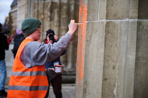 Die Letzte Generation hat das Brandenburger Tor erneut mit Farbe beschmiert