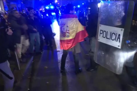 Video: Zusammenstöße bei Protesten nach Sanchez-Wiederwahl