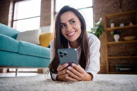 Frau mit Apple iPhone