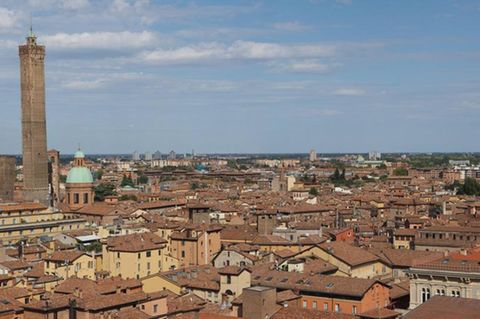 In Bologna prägen die beiden schiefen Zwillings-Türme Garisenda (ganz links im Bild) und Asinelli das Stadtbild.