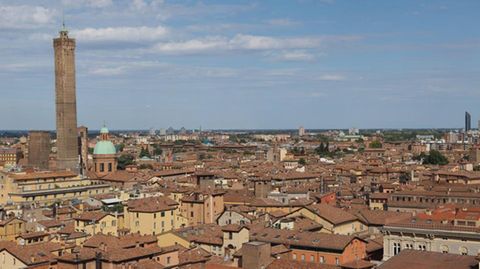 In Bologna prägen die beiden schiefen Zwillings-Türme Garisenda (ganz links im Bild) und Asinelli das Stadtbild.