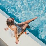Der Sommerurlaub 2024 wird wieder teurer – aber nur ein kleines bisschen. Laut einer aktuellen Preisanalyse von Holidaycheck steigen die Preise für Frühbucher nur um drei Prozent. Zum Vergleich: Im Vorjahr sind die Preise zum gleichen Zeitpunkt um elf Prozent angestiegen. "Eine Erhöhung zwischen fünf und acht Prozent entspricht in den letzten drei Jahren einem ganz normalen Preisanstieg. Das heißt, das aktuelle Preisniveau ist wirklich positiv zu werten", wird Christoph Heinzmann, Reiseexperte bei HolidayCheck in der entsprechenden Pressemitteilung zitiert. Vor allem im November und Dezember gebe es viele Frühbucherangebote für beliebte Reiseziele. Die größte Nachfrage verzeichnet das Portal aktuell für Fuerteventura, Mallorca und die Türkische Riviera.