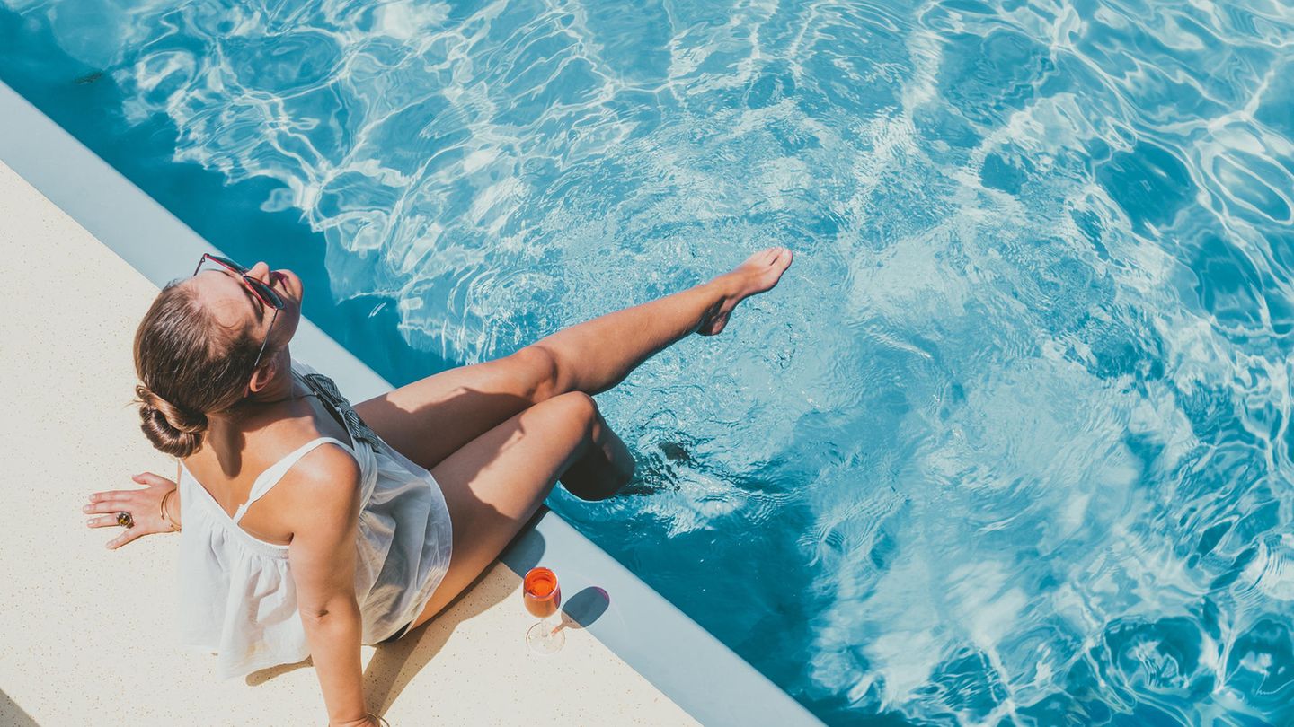 Freitag, 17. November 2023: Sommerurlaub wird im nächsten Jahr nur ein bisschen teurer Der Sommerurlaub 2024 wird wieder teurer – aber nur ein kleines bisschen. Laut einer aktuellen Preisanalyse von Holidaycheck steigen die Preise für Frühbucher nur um drei Prozent. Zum Vergleich: Im Vorjahr sind die Preise zum gleichen Zeitpunkt um elf Prozent angestiegen. "Eine Erhöhung zwischen fünf und acht Prozent entspricht in den letzten drei Jahren einem ganz normalen Preisanstieg. Das heißt, das aktuelle Preisniveau ist wirklich positiv zu werten", wird Christoph Heinzmann, Reiseexperte bei HolidayCheck in der entsprechenden Pressemitteilung zitiert. Vor allem im November und Dezember gebe es viele Frühbucherangebote für beliebte Reiseziele. Die größte Nachfrage verzeichnet das Portal aktuell für Fuerteventura, Mallorca und die Türkische Riviera.