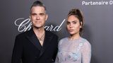 Vip News: Robbie Williams und Ayda Field fliegen First Class – ihre Kinder Economy