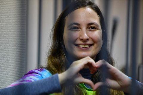 Die russische Künstlerin Alexandra Skochilenko ist in Sankt Petersburg zu einer Haftstrafe verurteilt worden