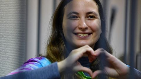 Die russische Künstlerin Alexandra Skochilenko ist in Sankt Petersburg zu einer Haftstrafe verurteilt worden