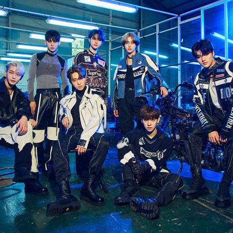 Titelfoto der K-Pop Band Drippin für Ihr erstes Album "Villain: The End" erschienen am 15.11.2022