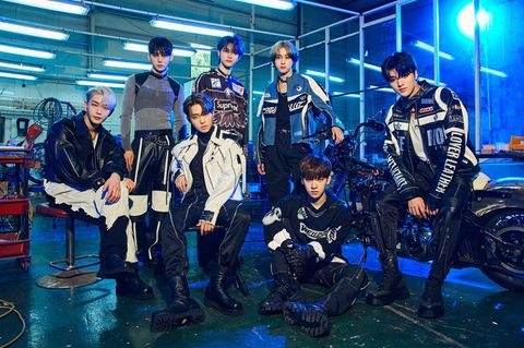 Titelfoto der K-Pop Band Drippin für Ihr erstes Album "Villain: The End" erschienen am 15.11.2022