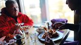 Wer in Finnland auswärts speist, zahlt 14 Prozent Mehrwertsteuer in der Gastronomie.