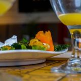 In Lettland ist die Mehrwertsteuer für Speisen in Cafés und Restaurants sogar noch höher: 21 Prozent.