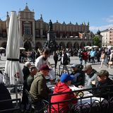 Draußen speisen bei Sonnenschein in Krakau. Wirte in Polen müssen dagegen weiterhin einen Mehrwertsteuersatz von lediglich 8 Prozent abführen.