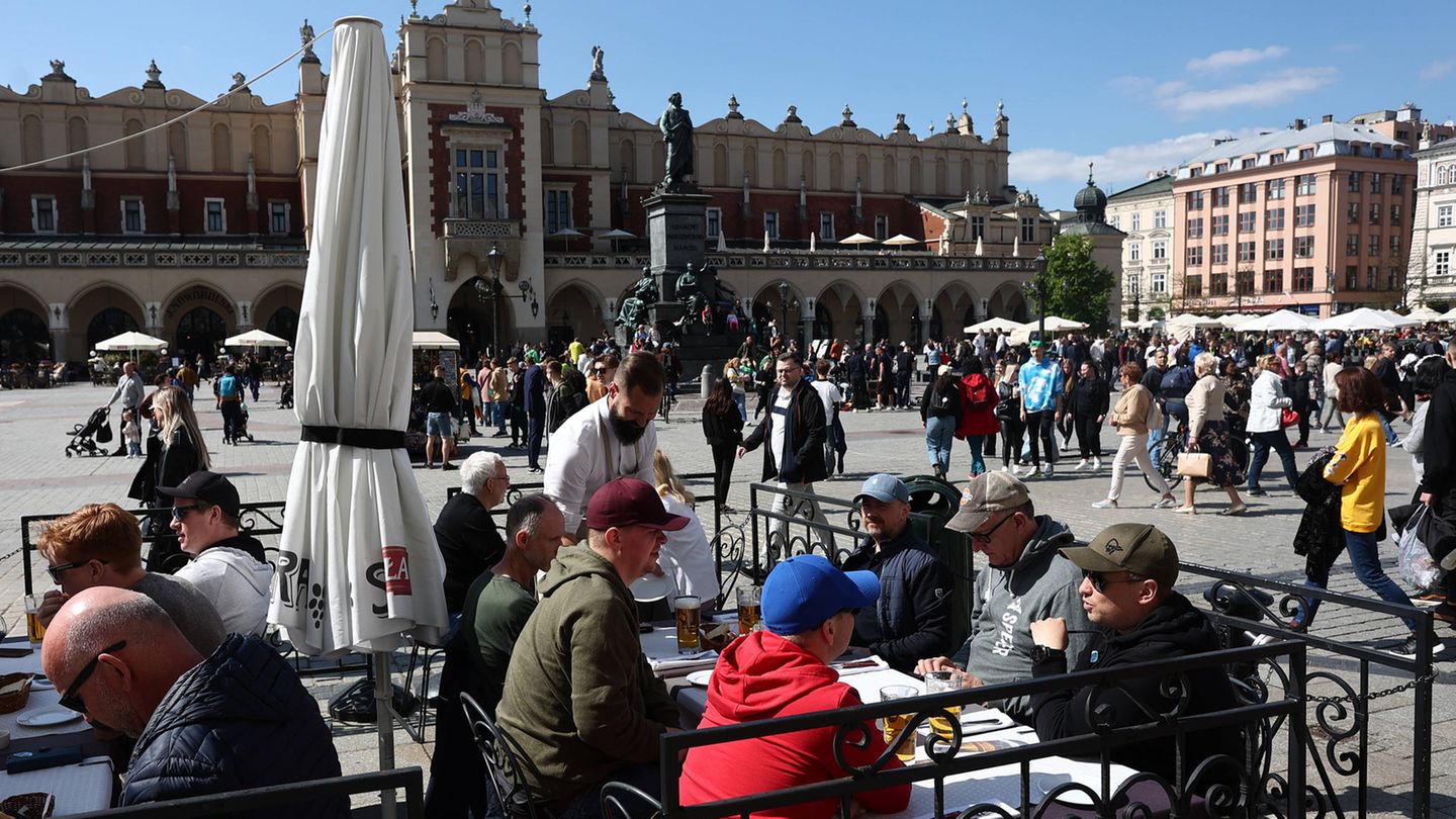 Draußen speisen bei Sonnenschein in Krakau. Wirte in Polen müssen dagegen weiterhin einen Mehrwertsteuersatz von lediglich 8 Prozent abführen.