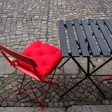 Ein leerer Tisch und leere Stühle in Berlin. In Deutschland bleibt der ermäßigte Steuersatz von 7 Prozent in der Gastronomie nur noch bis Ende des Jahres gültig. Ab Januar langt der Staat mit 19 Prozent zu. Gastronomen fürchten, dass viele Kunden dann wegbleiben.