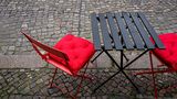 Ein leerer Tisch und leere Stühle in Berlin. In Deutschland bleibt der ermäßigte Steuersatz von 7 Prozent in der Gastronomie nur noch bis Ende des Jahres gültig. Ab Januar langt der Staat mit 19 Prozent zu. Gastronomen fürchten, dass viele Kunden dann wegbleiben.