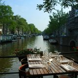 Ein gedeckter Tisch in einem Restaurant an einer Gracht in Amsterdam. In den Niederlanden gilt ein Mehrwertsteuersatz von 9 Prozent in der Gastronomie.