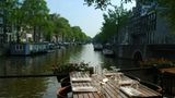 Ein gedeckter Tisch in einem Restaurant an einer Gracht in Amsterdam. In den Niederlanden gilt ein Mehrwertsteuersatz von 9 Prozent in der Gastronomie.