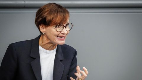 Bildungsministerin Bettina Stark-Watzinger (FDP) gestikuliert mit der linken Hand, während sie im Bundestag spricht