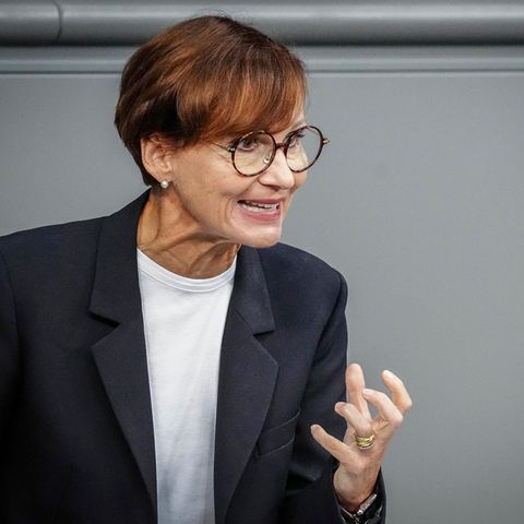 Bildungsministerin Bettina Stark-Watzinger (FDP) gestikuliert mit der linken Hand, während sie im Bundestag spricht