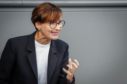 Bildungsministerin Bettina Stark-Watzinger (FDP) gestikuliert mit der linken Hand, während sie im Bundestag spricht