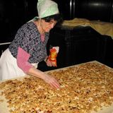 Eine Bäckerin bereitet Apfelstrudel in Bratislava zu. In der Slowakei führt die Gastronomie eine Mehrwertsteuer von 10 Prozent an den Staat ab.