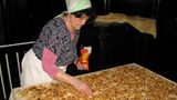 Eine Bäckerin bereitet Apfelstrudel in Bratislava zu. In der Slowakei führt die Gastronomie eine Mehrwertsteuer von 10 Prozent an den Staat ab.