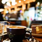 Eine Melange und ein Stück Kuchen in einem Café in Wien. Die dauerhaft reduzierte Mehrwertsteuer in der Gastronomie von 10 Prozent macht die Leckereien in Österreich zusätzlich schmackhaft.