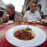 Wer sich, wie diese beiden Gäste, ein leckeres Gulasch in Ungarn gönnt, findet auf der Rechnung des Restaurants eine Mehrwertsteuer von 5 Prozent.