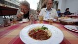 Wer sich, wie diese beiden Gäste, ein leckeres Gulasch in Ungarn gönnt, findet auf der Rechnung des Restaurants eine Mehrwertsteuer von 5 Prozent.