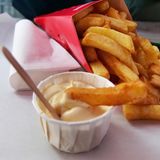 Belgien ist unter anderem für seine leckeren Pommes bekannt. Wer in Deutschlands Nachbarland speist, zahlt in Gaststätten und Restaurants eine Mehrwertsteuer von 12 Prozent.