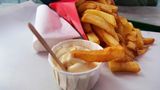 Belgien ist unter anderem für seine leckeren Pommes bekannt. Wer in Deutschlands Nachbarland speist, zahlt in Gaststätten und Restaurants eine Mehrwertsteuer von 12 Prozent.