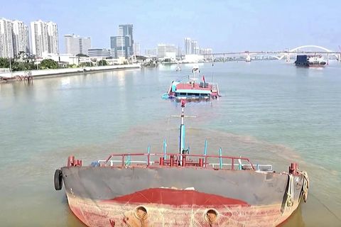 Dramatische Szene: Plötzlich geteilt: Frachtschiff bricht während der Fahrt in zwei Hälften