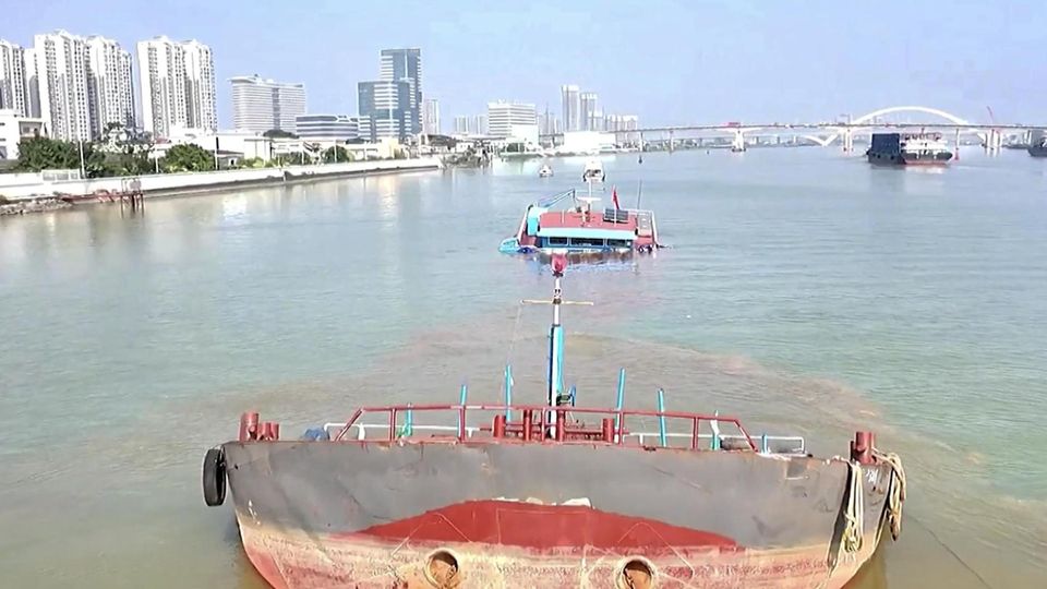 Dramatische Szene: Plötzlich geteilt: Frachtschiff bricht während der Fahrt in zwei Hälften