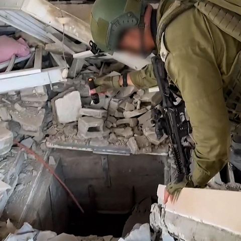 Ein israelischer Soldat, der den Eingang eines von der Hamas im Gazastreifen genutzten Tunnels kontrolliert